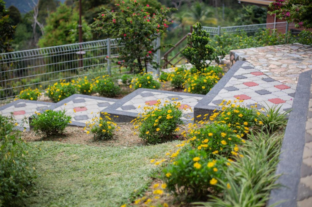 Red House The Garden Stay In Bukit Tinggi By Play Bentong Exterior foto
